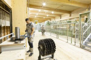 Arbeit an der Anlage in der Produktionshalle von binderholz