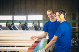 Arbeit mit Schnittholz im Sägewerk Steyrermühl