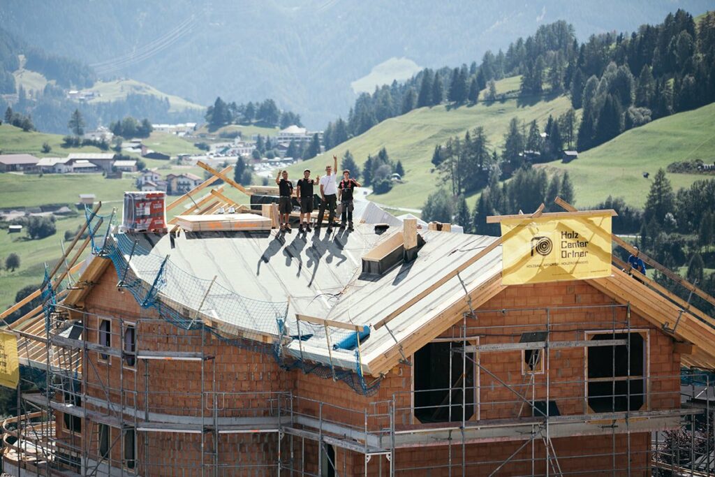 Zimmerer bei der Montage eines Dachstuhls – Holz Center Ortner