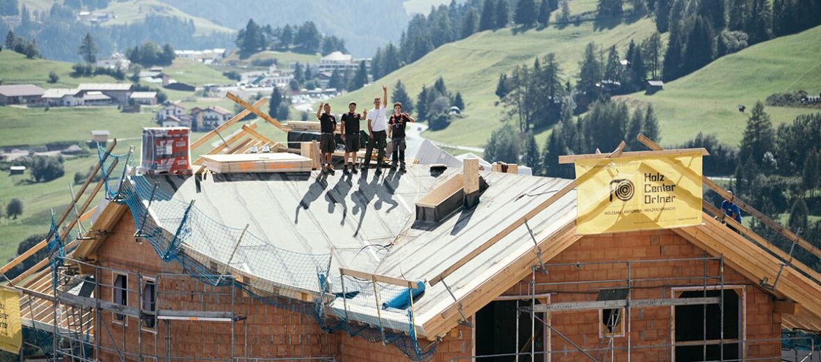 Zimmerer bei der Montage eines Dachstuhls – Holz Center Ortner
