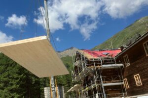 Montage von Holzbauelementen mit dem Kran – Holz Center Ortner