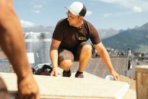 Zimmerer bei der Arbeit – Holz Center Ortner