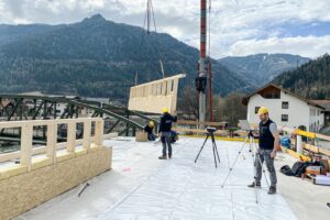 Zimmerer auf der Baustelle – Holz Center Ortner