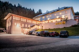 JUFA Hotel Altaussee am Abend