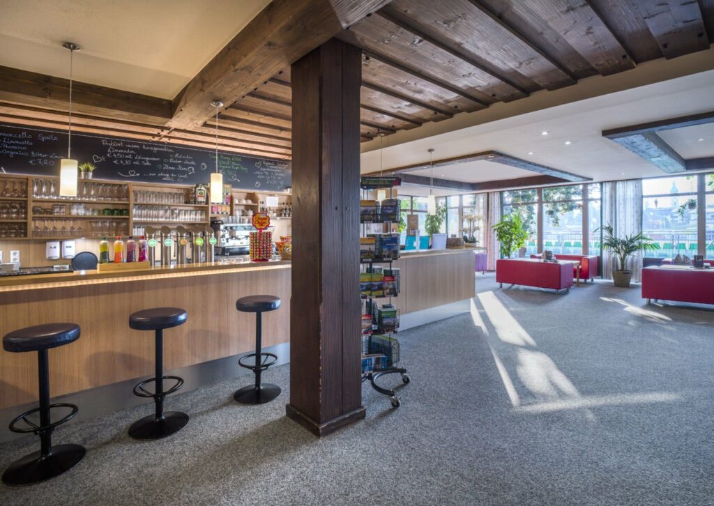 Rezeption und Lobby im JUFA Hotel Altenmarkt