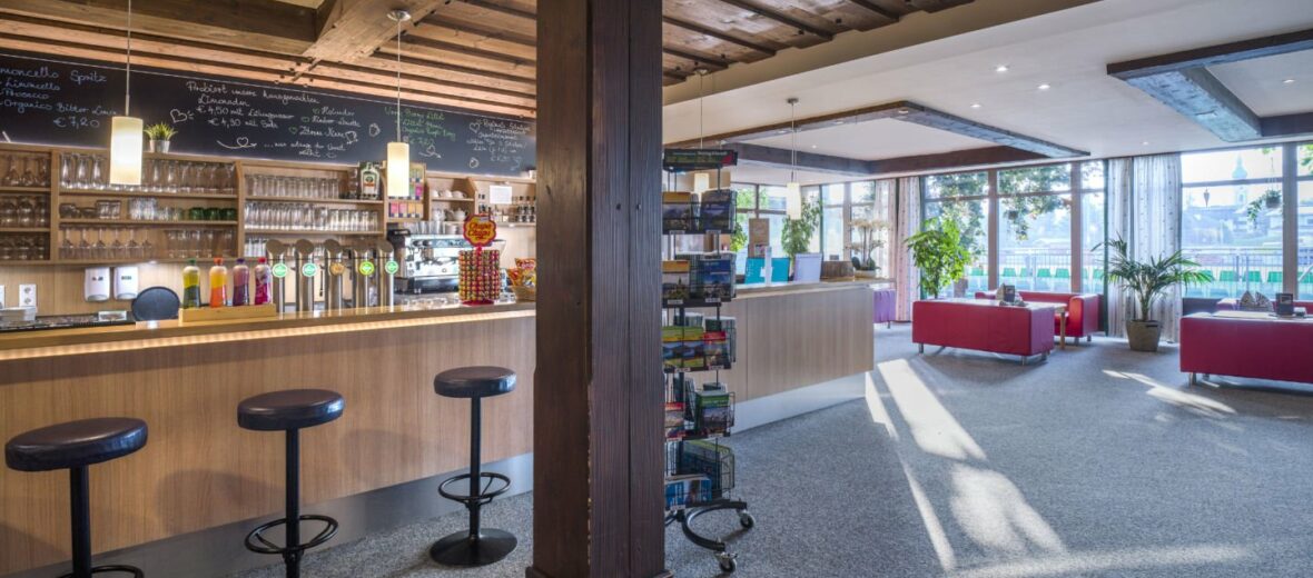 Rezeption und Lobby im JUFA Hotel Altenmarkt