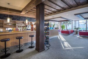 Rezeption und Lobby im JUFA Hotel Altenmarkt