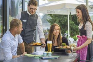 Service auf der Terrasse im JUFA Hotel Altenmarkt