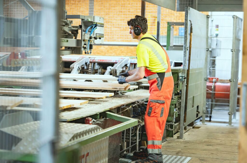 Brettverarbeitung im Sägewerk von Pfeifer