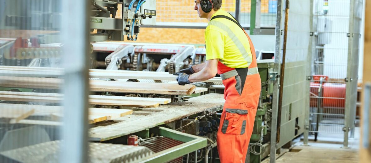 Brettverarbeitung im Sägewerk von Pfeifer