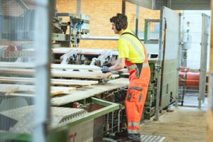 Brettverarbeitung im Sägewerk von Pfeifer