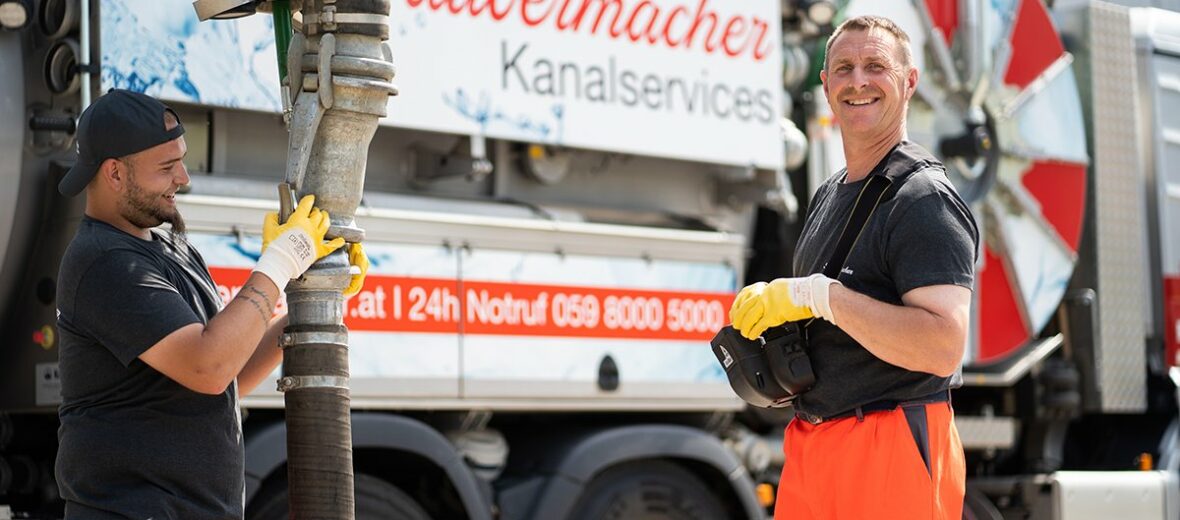 Saubermacher-Team am Saug- und Spülfahrzeug