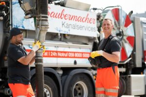 Saubermacher-Team am Saug- und Spülfahrzeug